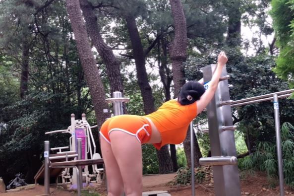 부산 수영사적공원에서 운동하는 유튜버 '워니'/유튜브 '워니'