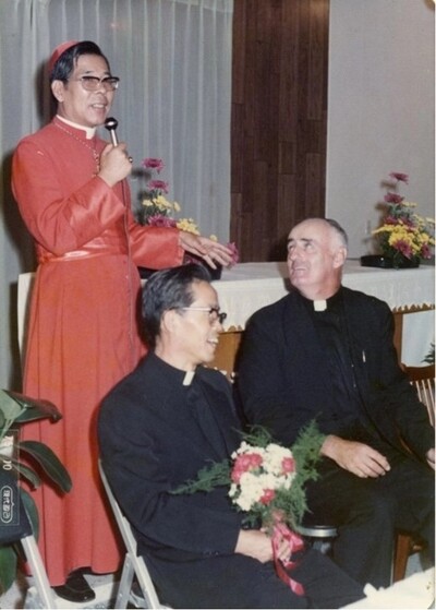 생전의 김수환(맨 왼쪽) 추기경과 가까웠던 진요한 신부(맨 오른쪽).  사진 성골롬반외방선교회 제공