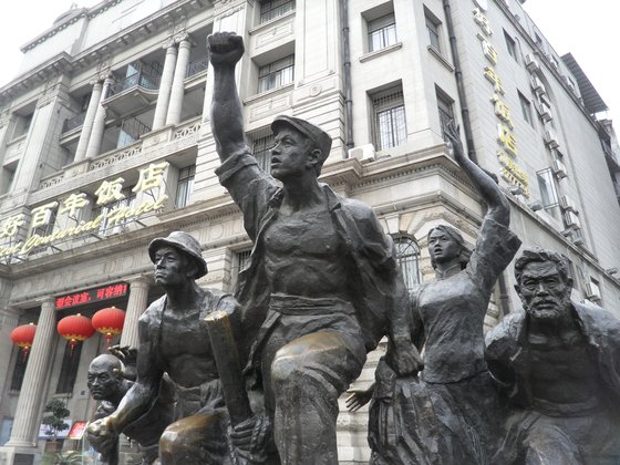 신해혁명의 불길을 댕긴 후베이성 우한의 하오바이녠 호텔 앞에 놓인 석상 우한 = 장세정 특파원