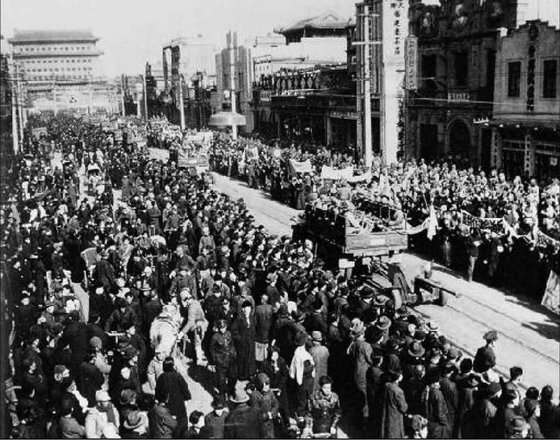 국공내전 말기인 1949년 1월 베이징에 저항 없이 입성하고 있는 중국 공산군. 사진=퍼블릭 도메인