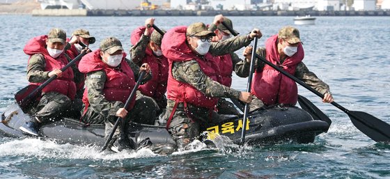 해군병 673기 훈련병이 지난 3월 경남 창원시 진해군항에서 소형고무보트(IBS) 훈련을 하고 있다. 연합뉴스