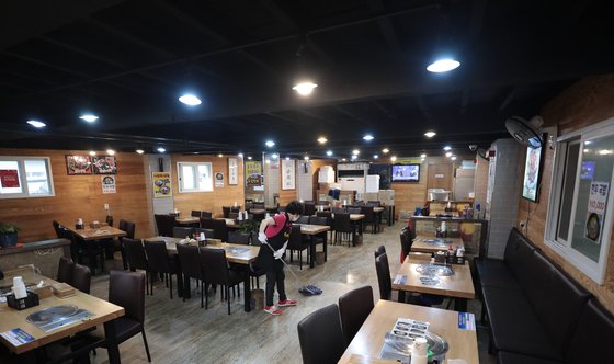 단계적 일상회복을 위한 '일상회복 지원위원회'가 출범한 13일 서울의 한 식당에서 관계자가 영업 준비를 하고 있다. 뉴스1