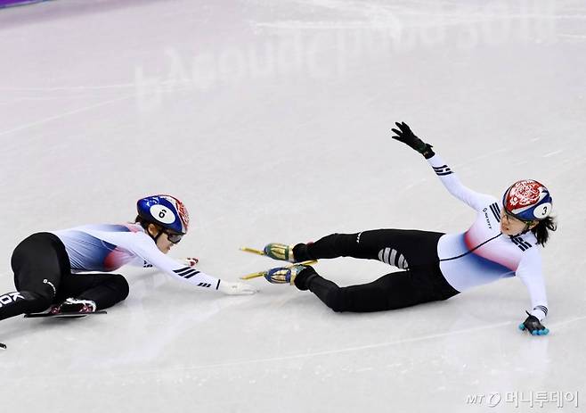심석희(오른쪽)-최민정(왼쪽)이 22일 오후 강원도 강릉 아이스아레나에서 열린 '2018 평창동계올림픽' 쇼트트랙 여자 1000m 결승전에서 넘어지고 있다. /사진=강릉(강원)=김창현 기자