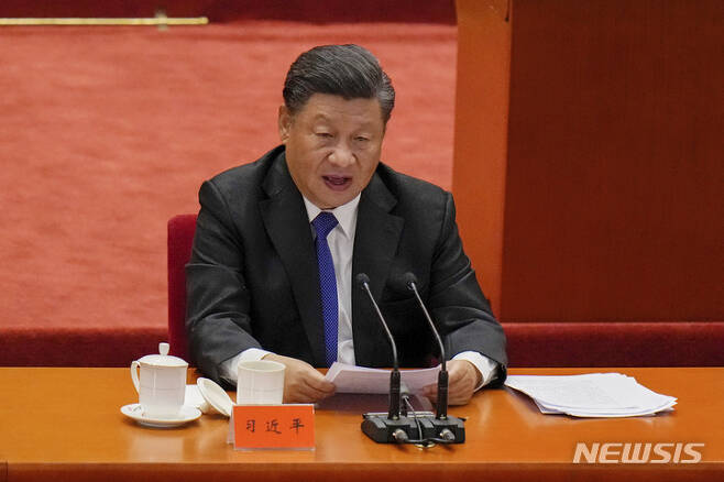 [베이징=AP/뉴시스]시진핑 중국 국가주석이 지난 9일 베이징 인민혁명당에서 열린 신해혁명 110주년 기념식에서 연설하고 있다. 시 주석은 이날 연설에서 대만과의 평화 통일을 반드시 이루겠다고 밝혔다. 2021.10.13.