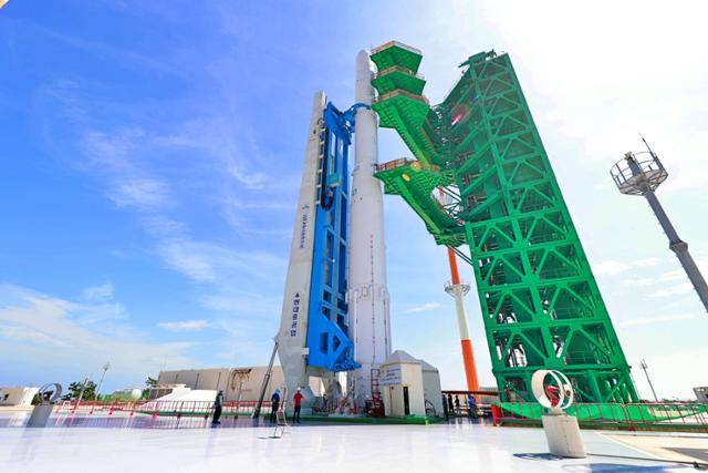 과학기술정보통신부는 8월 26일 한국형 발사체 '누리호' 발사 전 최종 점검 단계인 WDR(Wet Dress Rehearsal)를 위해 실제 발사에 사용될 비행 기체를 이송해 발사대에 기립했다고 밝혔다. 사진은 발사대로 이송해 기립장치에 기립된 누리호 비행 기체의 모습. 과기정통부 제공