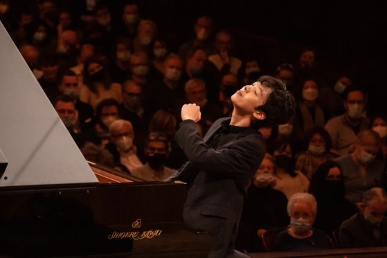 제18회 쇼팽 국제 콩쿠르의 준결선에 진출한 한국 피아니스트 이혁이 12일(현지시간) 두번째 라운드에서 연주하는 모습. 준결선은 14~16일 열린다. [사진 폴란드 쇼팽 협회]
