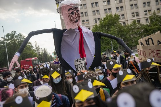 가족 기업을 자신의 직권을 이용해 부정하게 매각했다는 의혹을 받는 칠레의 세바스티안 피녜라 대통령을 비판하는 시위가 지난 8일 열렸다.[AP=연합뉴스]