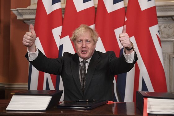 2020년 12월 30일 보리스 존슨 영국 총리가 EU-영국 무역 및 협력 협정에 서명한 후 엄지손가락을 치켜들고 있다. [AP=연합뉴스]