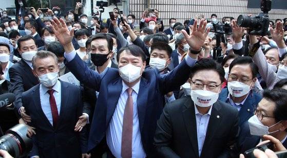 국민의힘 대선주자인 윤석열 전 검찰총장(가운데)이 14일 경기도 수원시 장안구 국민의힘 도당위원회에서 열리는 '경기도당 주요당직자 간담회'에 참석, 당원들의 환호에 손을 들어 답례하고 있다. 2021.10.14 국회사진기자단