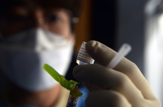 지난 12일 충남 계룡시 예방접종센터에서 의료진이 시민들에게 접종할 화이자 백신을 신중히 준비하고 있다. 프리랜서 김성태