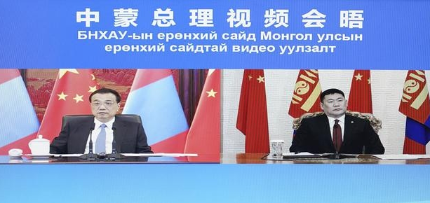 중국 리커창 총리(왼쪽)는 12일 몽골의 오윤엘덴 총리와 화상회담을 갖고 석탄 수출 확대를 요청했다. (사진=신화통신 화면 캡처)