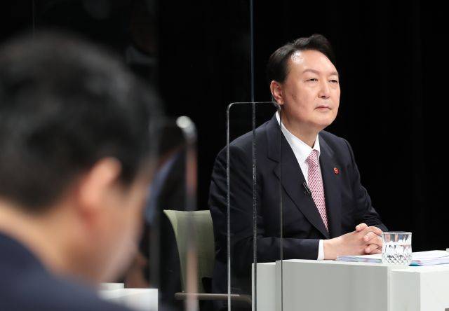 국민의힘 윤석열 대선 경선 후보가 13일 오후 제주시 도남동 KBS제주방송국에서 열린 합동토론회에 참석해 발언하고 있다. 제주도 사진기자회. 뉴시스