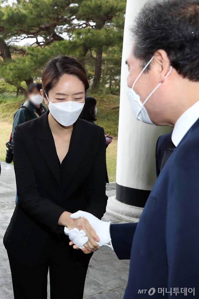 더불어민주당 이낙연 코로나19 국난극복대책위원장과 고민정 21대 총선 광진을 당선자가 동작구 국립서울현충원을 찾아 참배를 마친 뒤 인사하고 있다. 2020.04.17/사진=이기범 기자 leekb@