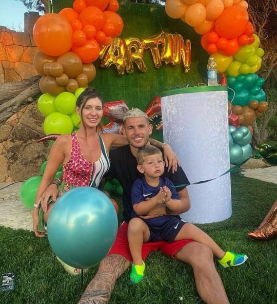 프랑스의 뤼카 에르난데스(오른쪽 위)가 아내 아멜리아 요렌테(왼쪽), 아들과 함께 활짝 웃고 있다. 뤼카 에르난데스 SNS