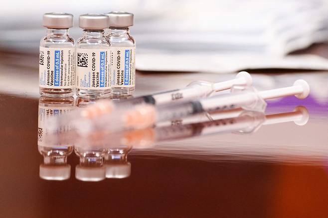 미 국립보건원(NIH) 연구 결과 코로나19 얀센 백신 접종자는 부스터샷으로 모더나 백신을 맞을 경우 가장 좋은 효과를 보는 것으로 나타났다. 사진은 얀센 백신. [AFP]