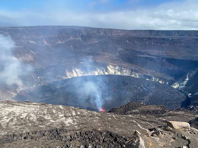 미 하와이주의 한 섬에서 이달 초 화산활동이 일어나고 있다. [EPA]