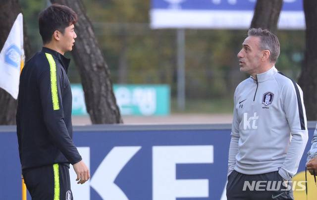 【파주=뉴시스】배훈식 기자 = 축구 국가대표 파울루 벤투(오른쪽 두번째) 감독이 10일 오후 경기 파주시 파주NFC(국가대표 트레이닝 센터)에서 기성용과 대화하고 있다. 2018.10.10. dahora83@newsis.com