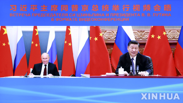 [베이징=신화/뉴시스]시진핑(오른쪽) 중국 국가주석이 6월28일 베이징에서 블라디미르 푸틴 러시아 대통령과 화상 회담을 하고 있다. 시 주석은 화상 회담을 통해 양국이 맺은 '선린우호 협력조약' 연장에 합의했으며 "중국과 러시아의 협력은 새로운 유형의 국제 관계의 모범"이라고 말했다. 2021.06.29.