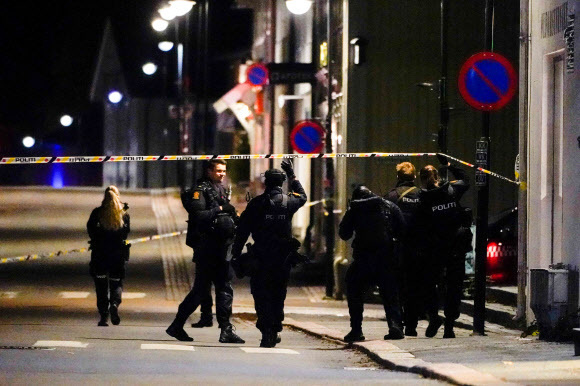 지난 13일(현지시간) 노르웨이의 소도시 콩스베르그에서 번화가 곳곳을 돌아다니며 화살을 쏴 7명의 사상자를 발생시킨 사건이 발생한 가운데 현지 경찰이 사건 현장을 수습하고 있다. 콩스베르그=AFP연합