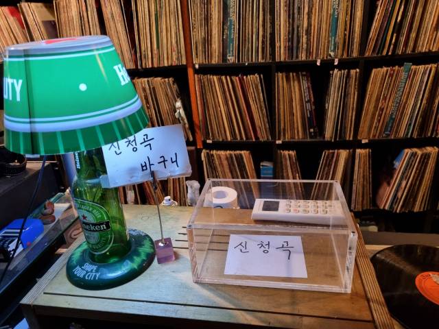 LP판이 진열된 벽면 맞은편엔 신청곡을 적어 넣는 바구니가 마련돼 있다./사진=정혜선
