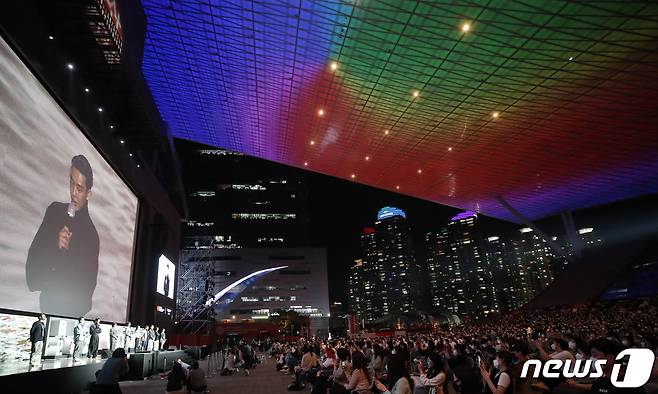 배우 유아인이 7일 오후 부산 해운대구 영화의전당 야외극장에서 열린 제26회 부산국제영화제 초청작 '지옥' GV 행사에 참석해 인사말을 하고 있다. 2021.10.7/뉴스1 © News1 권현진 기자