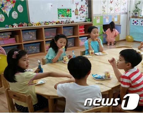 한 초등학교 돌봄교실 학생들이 과일간식 섭취 및 미각체험 교육활동을 하고 있는 모습. © News1