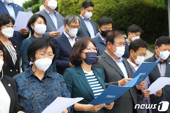 더불어민주당 소속 강원지역 지방의원 43명이 지난 8월26일 강원도청 앞 광장에서 이재명 대선 경선 후보 지지 선언을 하고 있다. (이재명 강원열린캠프 제공) 2021.8.26/뉴스1 © News1 김정호 기자