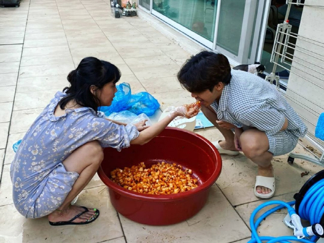 Actor Go Eun-ah boasted a pod-up dipped in himself.Go Eun-ah posted several photos on his instagram on the 15th with an article entitled Hyojin Mamma Kakdugi.The photo shows Go Eun-ah, who dips the pods directly.Go Eun-ah, who usually boasts excellent cooking skills, showed off his big hand class that soaked the kakdu in his big rubber basin.Go Eun-ah also showed a friendly aspect, such as feeding his brother Mir with a hand-soaked kakdugi.On the other hand, Go Eun-ah is appearing on Channel A Legend Music Classroom - Lala Land and Lifetime Channel Style Me.