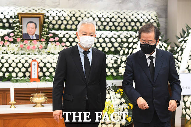 국민의힘 대권 주자인 홍준표 의원(오른쪽)이 15일 오전 서울 서초구 서울성모병원 장례식장에 마련된 고 이완구 전 국무총리의 빈소를 찾아 조문하고 있다. /이동률 기자