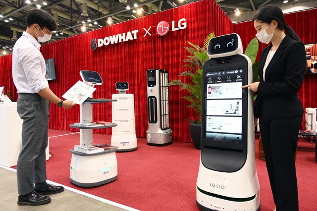 LG전자가 고양시 킨텍스에서 열리는 '2021 호텔쇼'에 참가해 LG 클로이 로봇 솔루션을 소개한다. 사진 왼쪽부터 LG 클로이 서브봇(선반형), LG 클로이 서브봇(서랍형), LG 클로이 UV-C봇, LG 클로이 가이드봇. /LG전자 제공