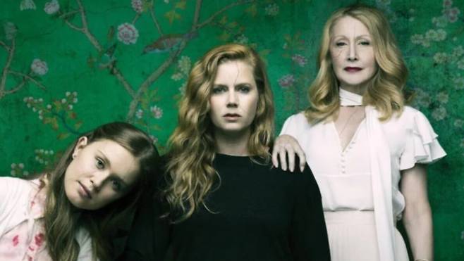 /몸을 긋는 소녀