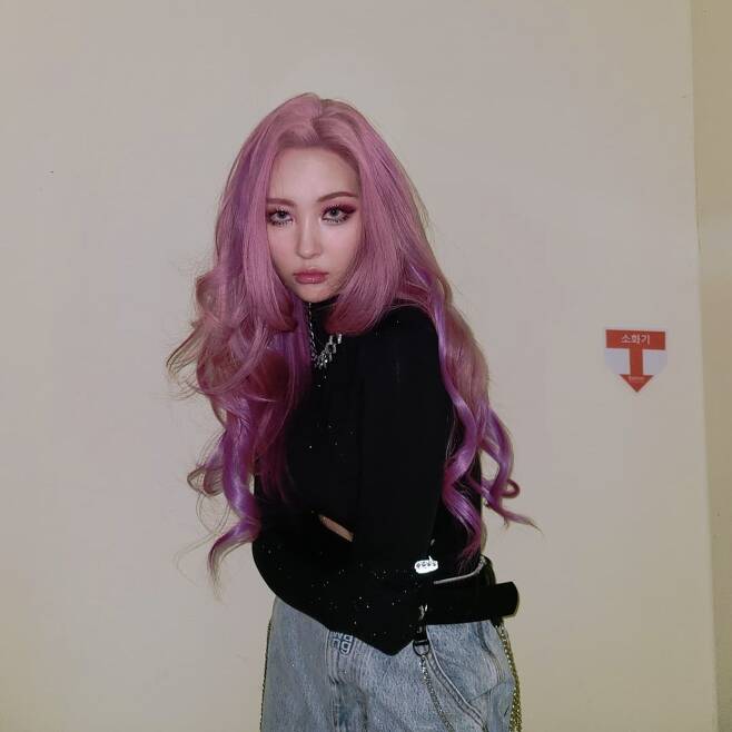 Singer Sunmi showed off her beautiful visuals and focused attention on netizens.On the 14th, Sunmi posted two photos without comment through personal instagram.Sunmi in the public photo is a picture of her hair dyed purple.Especially his beauty, such as the real version of The Little Mermaid, thrilled the audience.The netizens who watched this were various reactions such as The Little Mermaid?, Its cool and I love you.iMBC  Photo Source Sunmi Instagram