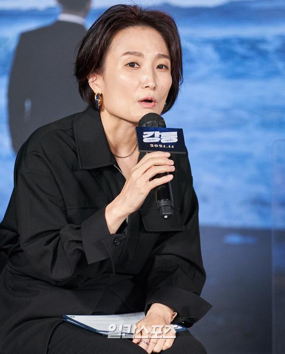 Park Kyung-lim, who plays MC, is making a smooth progress at the movie Gyeonggang Line production meeting which was held online on the morning of the 15th.Gyeonggang Line (director Yoon Young-bin) is a Crime action film depicting the ambitions and plots of different organizations surrounding the construction of Gyeonggang Lines largest resort, and betrayal, and was performed by Yoo Oh-sung, Jang Hyuk, Park Sung-geun, Oh Dae-hwan, Shin Seung-hwan and Lee Chae-young.Opened November 17.