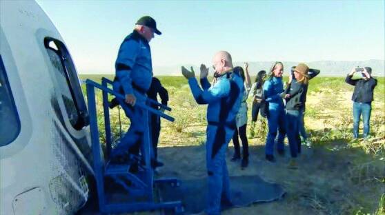 텍사스주 반혼 우주기지에서 섀트너를 마중하는 제프 베이조스(가운데). [AP=연합뉴스]