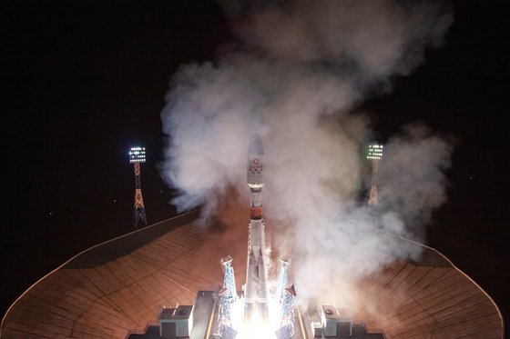한화시스템이 3억 달러(약 3천450억 원)를 투자한 우주인터넷 기업 원웹이 지난 14일 러시아 보스토치니 우주기지에서 태극기가 새겨진 로켓에 위성 36기를 실어 발사했다고 15일 밝혔다. 사진은 로켓 발사 장면. 사진 원웹 제공.
