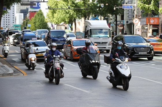 오토바이를 탄 배달원들. 우상조 기자