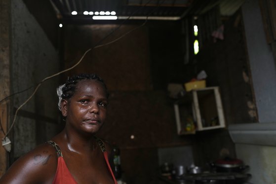 브라질 여성 프란시엘 드 산타나가 지난 4일 가족이 먹을 음식이 부족하다며 눈물을 보이고 있다.[AP=연합뉴스]