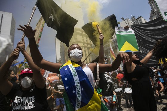 자이르 보우소나루 브라질 대통령의 탄핵을 요구하며 지난 2일 열린 시위. [AP=연합뉴스]