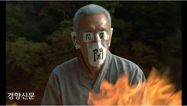 김기덕 감독의 <봄 여름 가을 겨울 그리고 봄>의 한 장면. 오영수씨가 ‘노승’을 연기하고 있다. 경향신문 자료사진