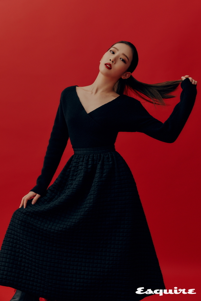 This months Girl of the Month (LOONA) Kim Lip, Chew pictorials have been released.Kim Lip, Chu, took a picture shoot with the concept of male lifestyle magazine Esquire and RED & BLACK, and showed off his chic charm by taking intense gaze and pose.Kim Lip and Chu, who are called 99s among fans, are close friends who have been together from school days to trainees and debuts.I am glad to shoot the picture together for the first time, the two said. I am excited to be able to reach fans with a different concept that I have not experienced before.In the interview, we talked about each others school days.Chu smiled shyly, saying, I liked Lip since I was a child. Kim Lip said, I am sorry that Chu does not give me a lot of expression but I can not give it back.There are some things that are good to live with Bev, but there are some inconveniences, said the two, who are living together in the present accommodation. I know each other so well that I can not hide it even if I want to hide it.We know everything without saying it. In the middle of the interview, he showed a steamy chemi and made the scene into a laughing sea.