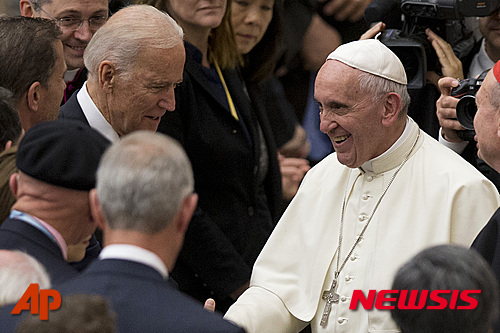 【바티칸=AP/뉴시스】프란치스코 교황이 지난 2016년 4월 바티칸을 방문한 당시 부통령이던 조 바이든을 만나 악수하고 있다. 바이든 부통령은 카톨릭이며 지난해 봄 아들을 암으로 잃었다. 2016. 4. 29.