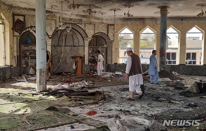 [AP/뉴시스] 8일 아프간 금요예배 때 자살폭탄 공격으로 40여 명이 사망한 쿤두즈주 모스크 내부