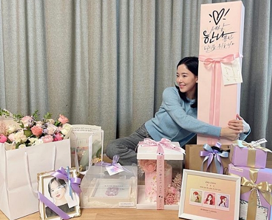 Kang Hanna posted a photo on the 15th instagram with an article entitled I did not even know when the debut date was ... It is already the eighth anniversary.The photos are full of the 8th anniversary gifts of Kang Hannas fans.Kang Hanna is holding a gift and smiling brightly and enjoying the love of fans.Thank you very much for the fans of Kang Hanna who celebrated and celebrated my eighth anniversary.I will be Hanna who will repay this heart and support with good works. The fans who saw it said, We have not forgotten, have we? Congratulations on your eighth anniversary.I want to see you soon,  Congratulations with my heart,  I hope you will continue to work steadily in the future.Fighting and other comments, I gave support and encouragement to Kang Hanna.Kang Hanna, who made his debut in 2013 as a roller coaster, was loved by TVN Drama Start Up and Living with a Falling Living.Kang Hanna is currently in charge of KBS Cool FM Kang Hannas volume increase.Photo Kang Hanna SNS