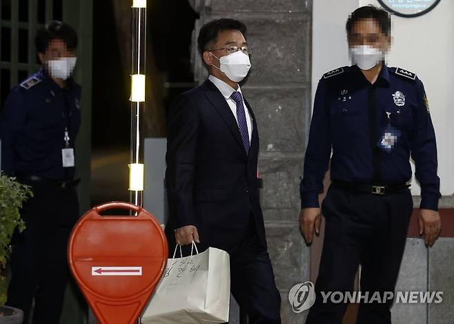 구속영장 기각에 구치소 나서는 화천대유 대주주 김만배 씨 (의왕=연합뉴스) 윤동진 기자 = 대장동 개발 로비·특혜 의혹의 핵심 인물인 화천대유자산관리(화천대유) 대주주 김만배 씨가 구속영장이 기각되자 15일 경기도 의왕 서울구치소를 나서고 있다. 2021.10.15 mon@yna.co.kr
