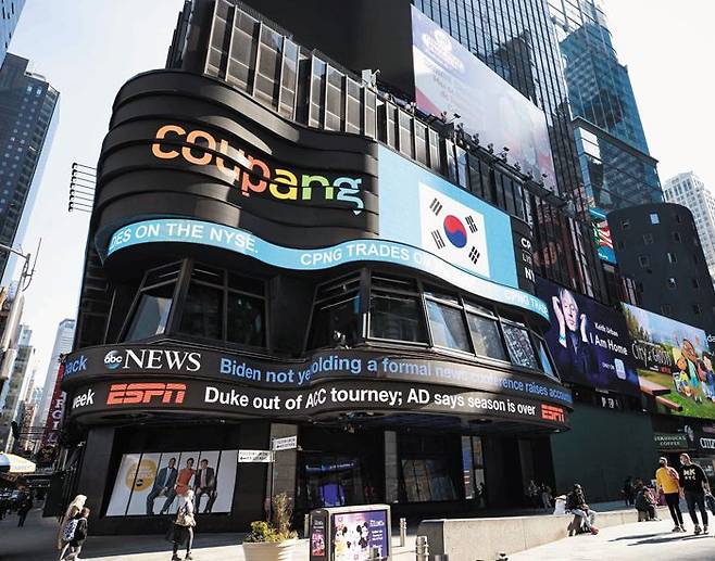 쿠팡이 11일(현지 시각) 뉴욕증권거래소 상장을 기념해 뉴욕 맨해튼 타임스스퀘어의 한 전광판에 자사 광고를 내보냈다. /쿠팡