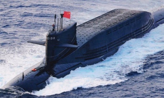 중국의 최신형 전략원잠(SSBN) 094형 잠수함. 진급 잠수함이라고도 부른다. 배수량 8천t급으로 JL-2 대륙간 탄도 미사일 12발을 탑재했다. 2019년 4월 23일, 인민해방군(해군) 창설 70주년을 기념하는 국제 관함식에서 개량형 진급 잠수함이 최초로 공개되었다. 중국은 최신형인 진급을 포함해 모두 12척의 핵잠수함을 보유했으며, 디젤잠수함을 포함해 65척을 보유했다. 2019년 5월 4일, 미국 국방부가 내놓은 중국 군사동향 연차보고서에서 중국은 진급 4척을 보유 중이며, 2척을 추가 건조 중이라고 밝혔다. 2020년부터 096형 잠수함으로 대체 중이다. 093B형은 ⦁길이 110m ⦁너비 11m ⦁수중배수량 7000t ⦁수중 최고 속력 30노트 ⦁553mm이나 650mm 어뢰발사관 6문 ⦁YJ-18 대함 미사일(최대 사거리 540km, 순항속도 마하 0.8, 종말 속도 마하 2.5~3.0), CJ-10 순항미사일 개량형(최대 1500km), 500kg 재래식 탄두나 핵탄두 탑재 가능. 사진=내셔널 인터레스트(national interest)