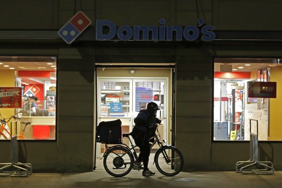 지난해 3월 미국 워싱턴주 시애틀의 한 도미노 피자 매장에서 배달 직원이 배송 업무를 위해 출발하고 있다. [AP=연합뉴스]