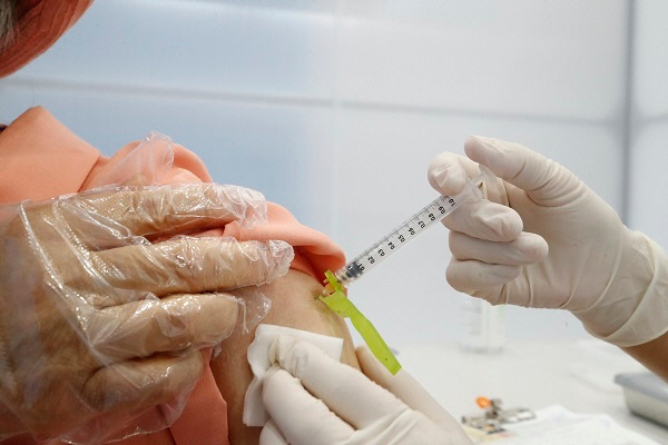 서울 강남구 코로나19 예방접종센터에서 한 접종 대상자가 백신을 맞고 있다. [박형기 기자]