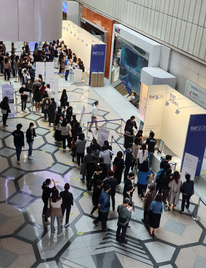 15일 삼성동 코엑스에서 열린 키아프2021에 입장하기 위해 관람객들이 길게 줄서 있는 모습. [이한나 기자]