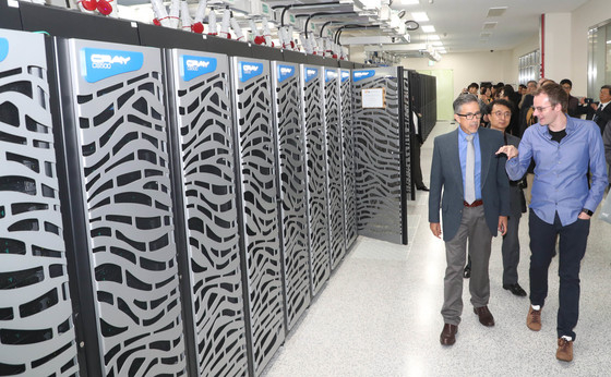 한국과학기술정보연구원(KISTI) 국가슈퍼컴퓨터 5호기 개통식 및 도입 30주년 기념식이 2018년 11월7일 대전 유성구 한국과학기술정보연구원에서 열렸다. 이날 참석자들이 국가슈퍼컴퓨터 5호기를 관람하고 있다.   슈퍼컴퓨터는 계산 속도가 매우 빠르고 많은 자료를 오랜 시간동안 꾸준히 처리할 수 있으며 연산처리 속도가 세계 500위 이내에 해당하는 컴퓨터이다. 이번에 개통하는 슈퍼컴퓨터 5호기 누리온은 성능이 25.7 페타플롭스. 지난 6월 기준 세계 11위로 개인용 컴퓨터(PC) 약 2만대에 해당하는 성능을 지녔다.  /사진=뉴스1